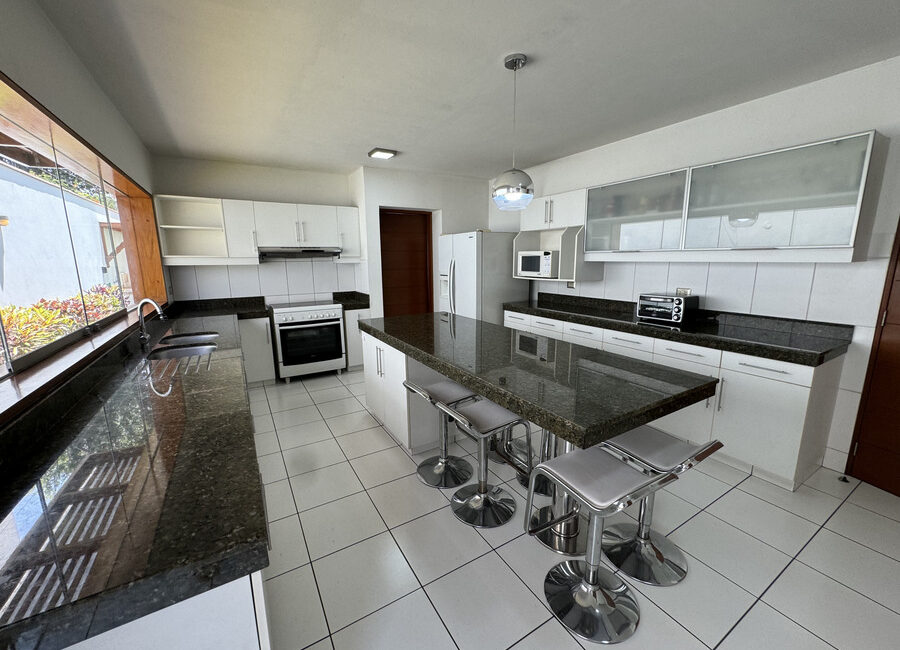 Venta moderna casa en Urb. Sol de la Molina 1ra etapa. Zona cerrada con parque y seguridad