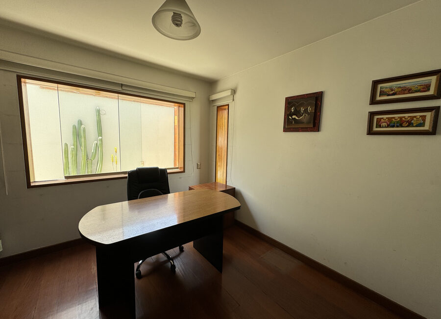 Venta moderna casa en Urb. Sol de la Molina 1ra etapa. Zona cerrada con parque y seguridad