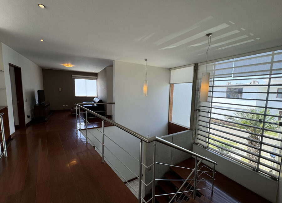 Venta moderna casa en Urb. Sol de la Molina 1ra etapa. Zona cerrada con parque y seguridad