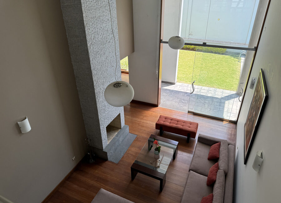 Venta moderna casa en Urb. Sol de la Molina 1ra etapa. Zona cerrada con parque y seguridad