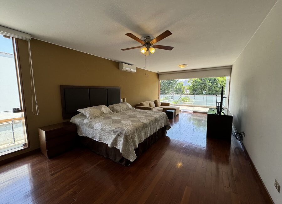 Venta moderna casa en Urb. Sol de la Molina 1ra etapa. Zona cerrada con parque y seguridad