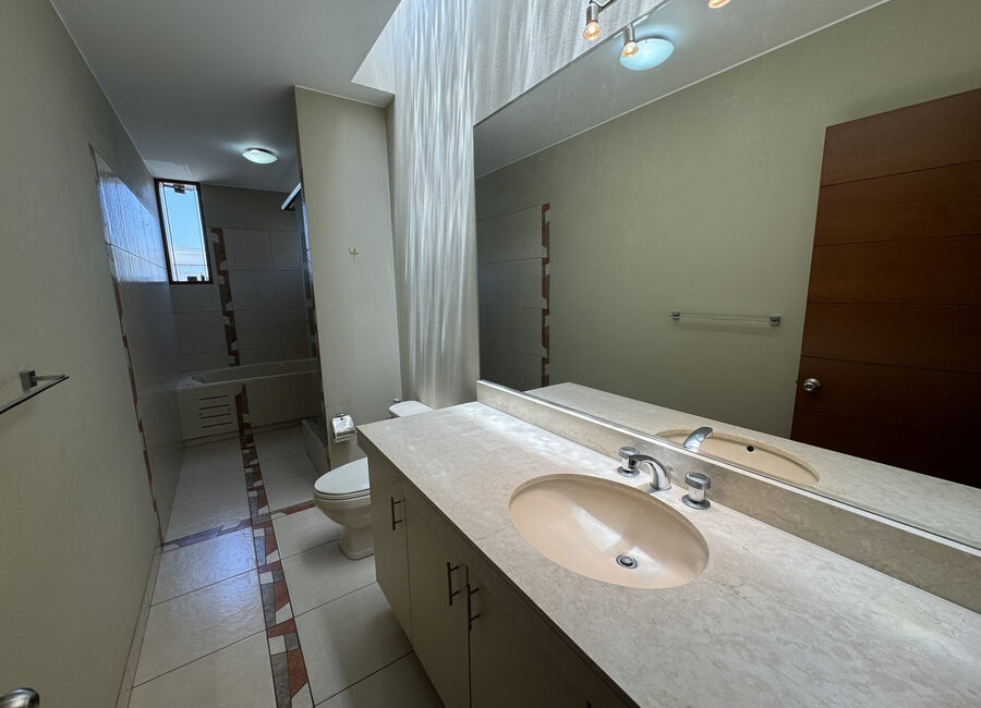 Venta moderna casa en Urb. Sol de la Molina 1ra etapa. Zona cerrada con parque y seguridad