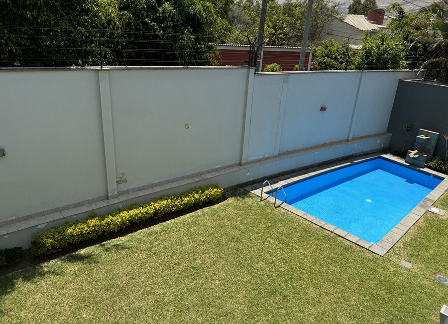 Venta moderna casa en Urb. Sol de la Molina 1ra etapa. Zona cerrada con parque y seguridad