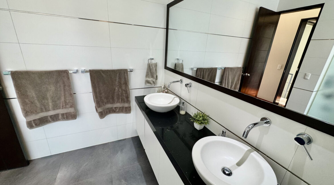 Venta moderna casa en condominio Urb. Sol de la Molina