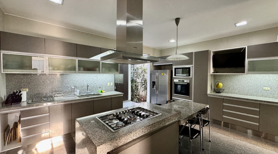 Venta moderna casa en condominio Urb. Sol de la Molina