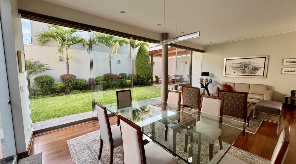 Venta moderna casa en condominio Urb. Sol de la Molina