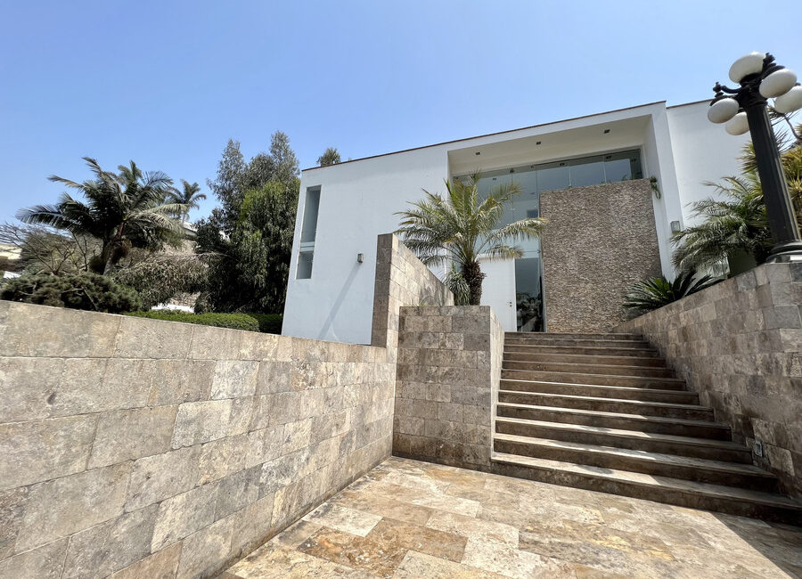 Venta residencia Urb. La Planicie 1ra etapa. Gran terreno.