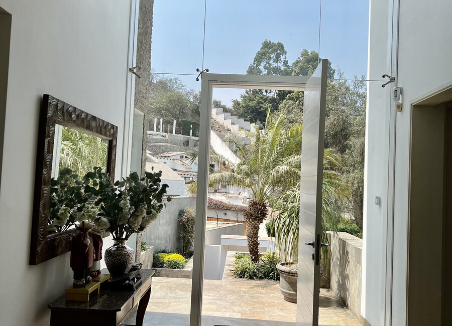 Venta residencia Urb. La Planicie 1ra etapa. Gran terreno.