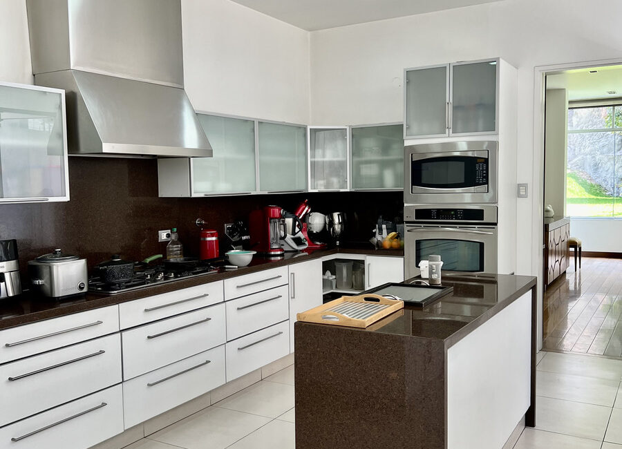 Venta residencia Urb. La Planicie 1ra etapa. Gran terreno.