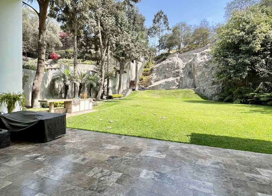 Venta residencia Urb. La Planicie 1ra etapa. Gran terreno.
