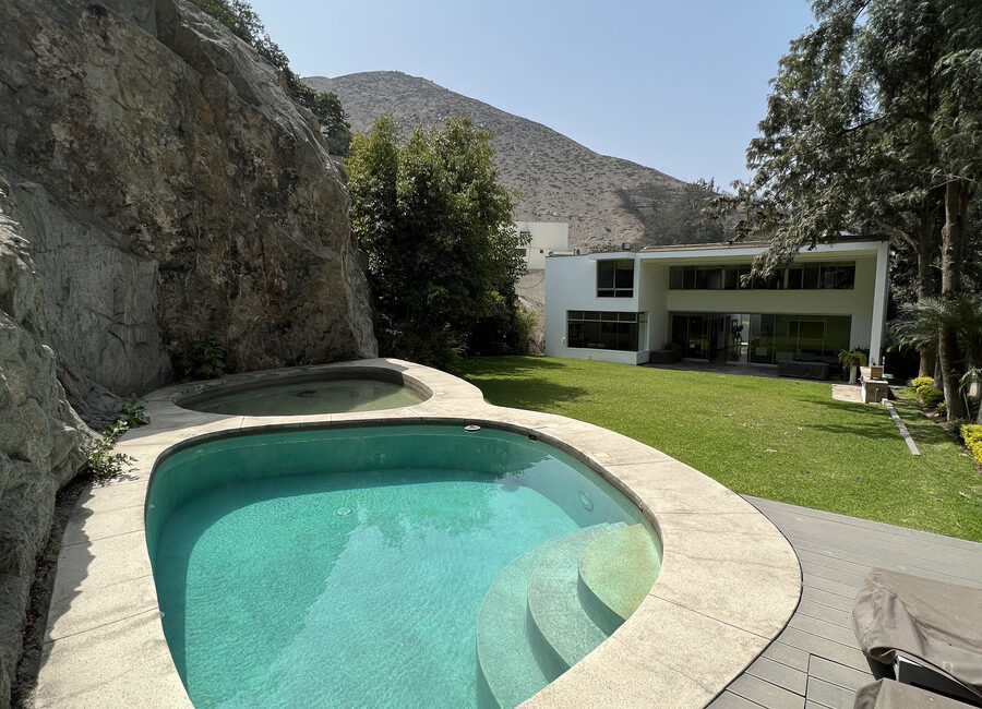 Venta residencia Urb. La Planicie 1ra etapa. Gran terreno.
