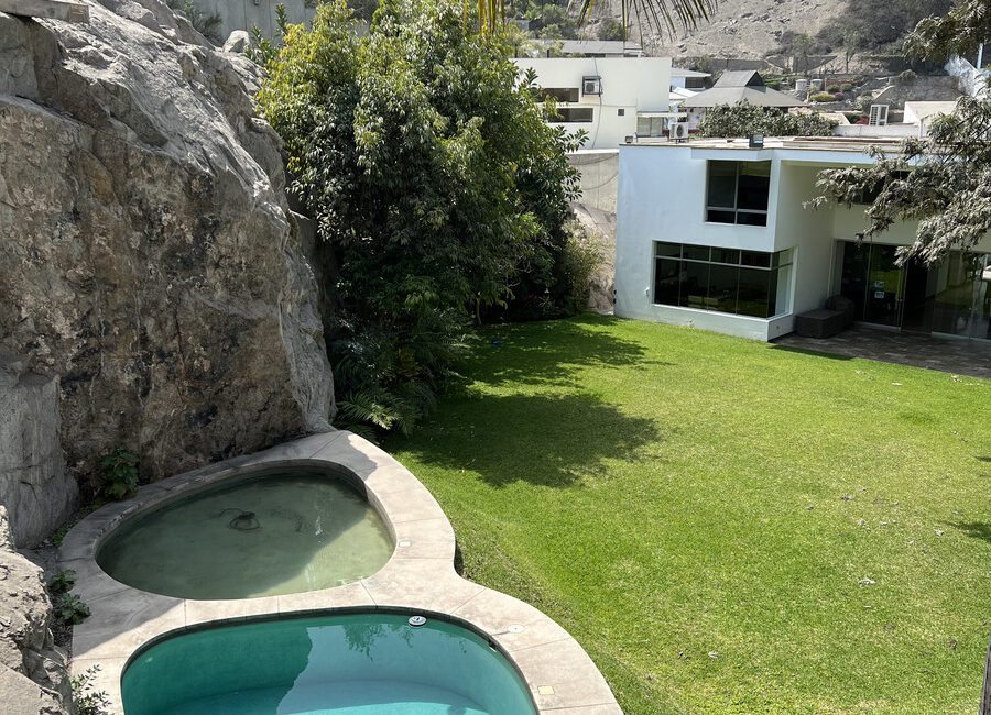 Venta residencia Urb. La Planicie 1ra etapa. Gran terreno.