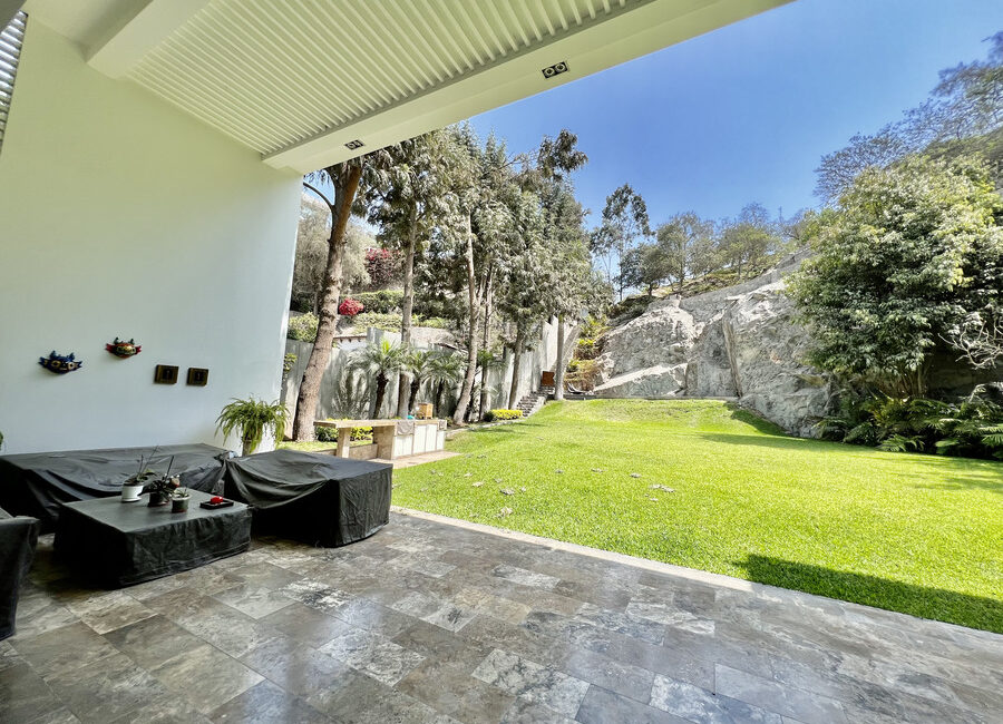 Venta residencia Urb. La Planicie 1ra etapa. Gran terreno.